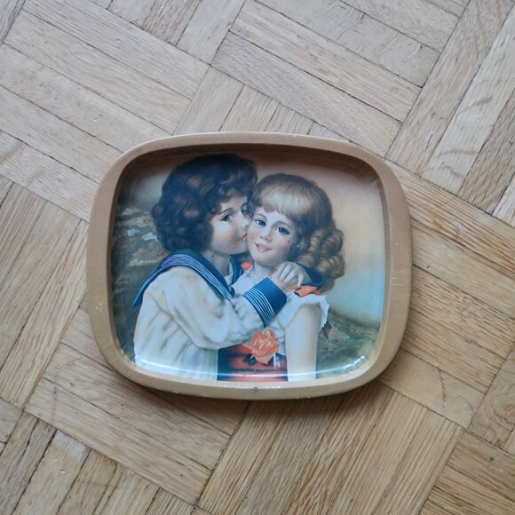 Sweet Vintage Kissing Sweethearts Tin Tray - Picture 1 of 5